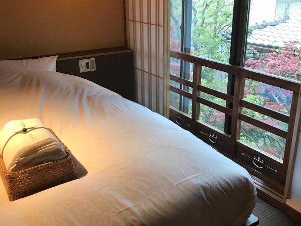 Muromachi Yutone Kyokoyado : photo 4 de la chambre chambre double avec salle de bains privative et tatami au sol - shiraai