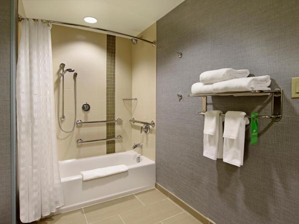 Hyatt Place Houston NW Vintage Park : photo 3 de la chambre chambre lit king-size pour personnes à mobilité réduite avec canapé-lit et baignoire adaptée