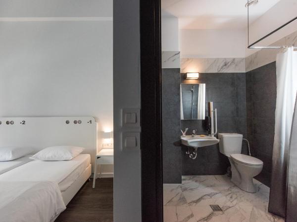 Cocoon City Hostel : photo 6 de la chambre chambre double ou lits jumeaux avec salle de bains