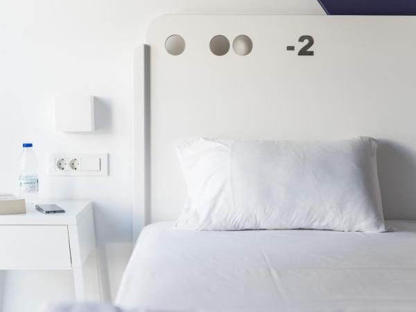 Cocoon City Hostel : photo 3 de la chambre chambre double ou lits jumeaux avec salle de bains commune