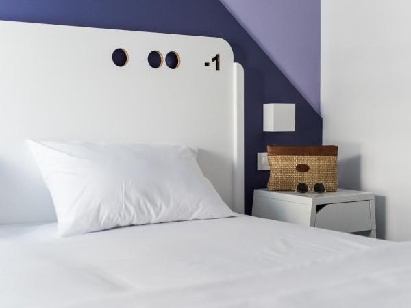 Cocoon City Hostel : photo 4 de la chambre chambre double ou lits jumeaux avec salle de bains commune