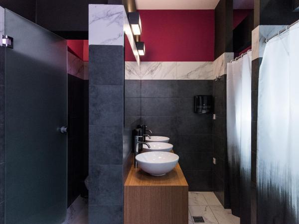 Cocoon City Hostel : photo 1 de la chambre chambre double ou lits jumeaux avec salle de bains commune