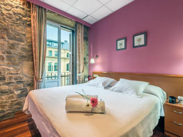 Pensión Ab Domini : photo 1 de la chambre chambre double avec balcon et salle de bains commune