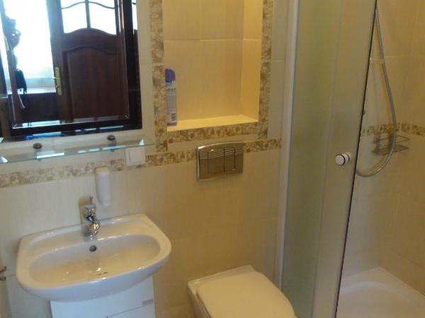 Sopot Roza Apartments : photo 8 de la chambre chambre quadruple avec salle de bains