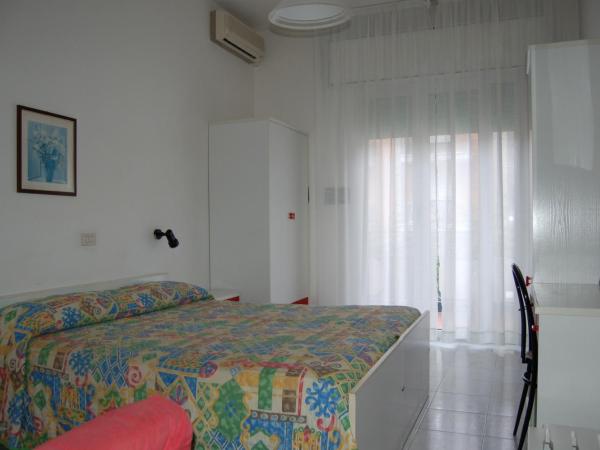 Hotel Wally : photo 1 de la chambre chambre double ou lits jumeaux avec balcon