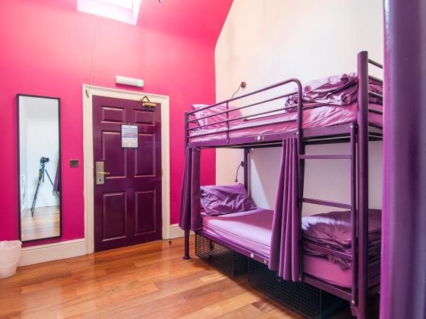 Safestay York Micklegate : photo 2 de la chambre lit dans dortoir mixte de 6 lits avec salle de bains privative