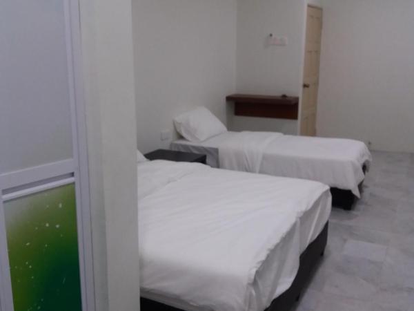JS Guest House Air Putih : photo 9 de la chambre chambre triple avec salle de bains privative