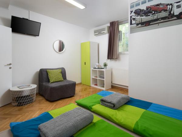 Hostel Bureau : photo 5 de la chambre chambre double deluxe avec lit d'appoint