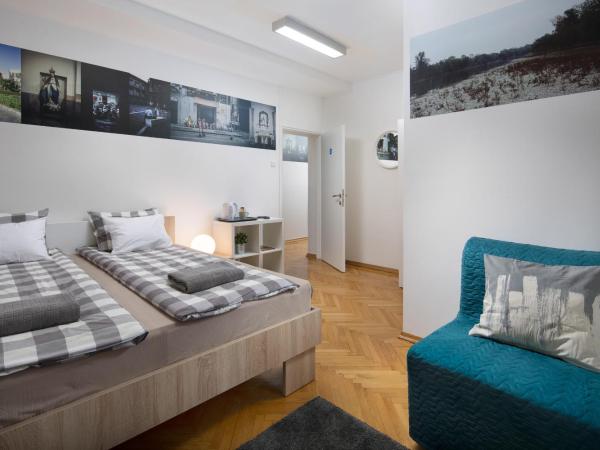 Hostel Bureau : photo 1 de la chambre chambre double deluxe avec lit d'appoint