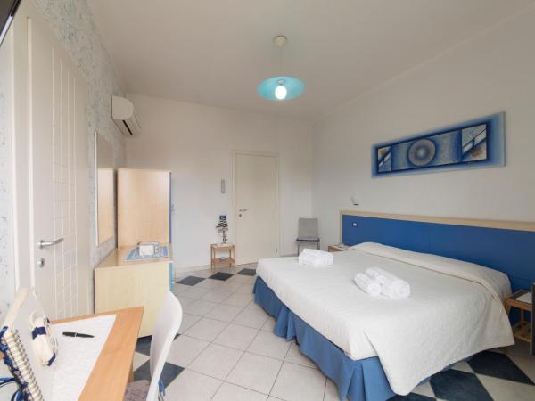 Lewis Rooms Poetto Beach : photo 3 de la chambre chambre double ou lits jumeaux avec balcon