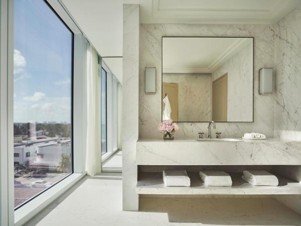 Four Seasons Hotel at The Surf Club : photo 5 de la chambre chambre lit king-size club de surf