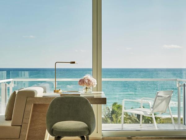 Four Seasons Hotel at The Surf Club : photo 5 de la chambre chambre lit king-size côté océan