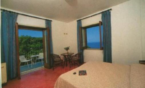 Hotel Desiree : photo 1 de la chambre chambre triple - vue sur mer