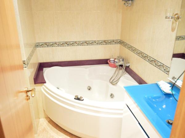Hotel Cristal 2 : photo 1 de la chambre chambre double avec baignoire spa
