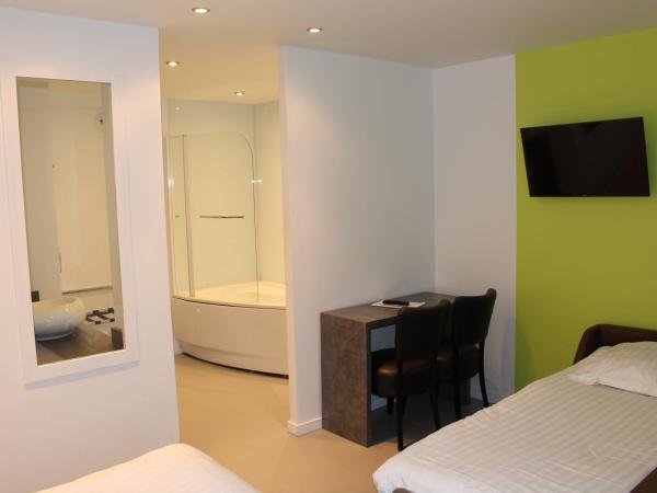 Hôtel du Puy Ferrand , Restaurant La Table de l'Ours : photo 3 de la chambre chambre triple - vue sur sancy