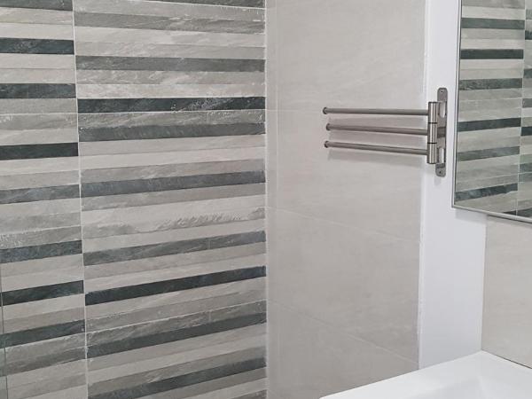 Hostal Eixample : photo 6 de la chambre large exterior double room with private bathroom and balcony