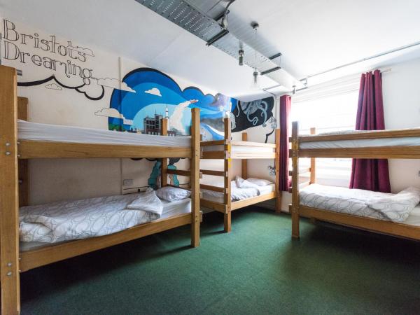 The Full Moon Backpackers : photo 1 de la chambre bunk bed in male dormitory room sleeps 6