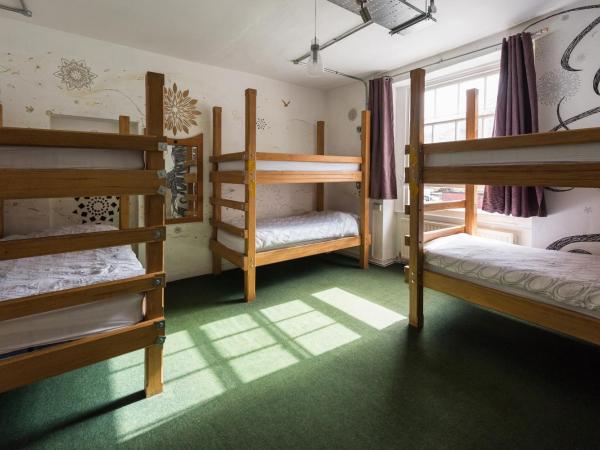 The Full Moon Backpackers : photo 1 de la chambre bunk bed in female dormitory room sleeps 6