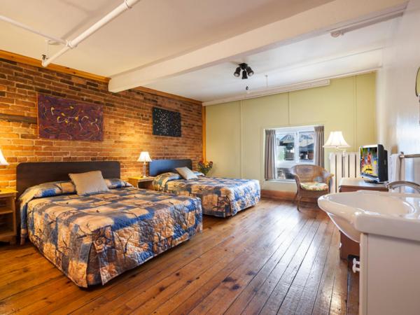 Hotel Quartier des Spectacles : photo 3 de la chambre chambre Économique avec 2 lits doubles et salle de bains commune