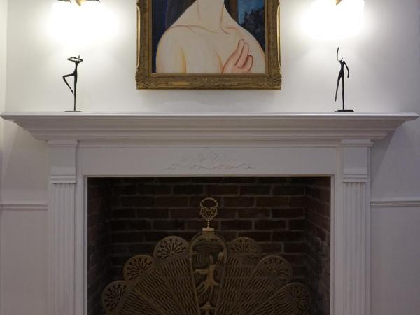 Hôtel Marie-Rollet : photo 2 de la chambre chambre lit queen-size - demi sous-sol