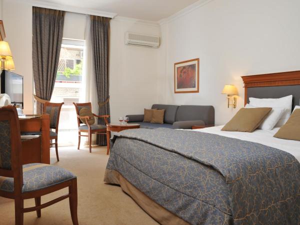 Athens Atrium Hotel & Jacuzzi Suites : photo 1 de la chambre chambre double supérieure avec balcon privé