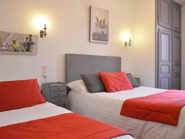 Hotel Les Acacias : photo 1 de la chambre chambre triple supérieure avec baignoire