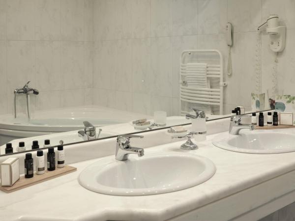 Athens Atrium Hotel & Jacuzzi Suites : photo 4 de la chambre suite junior avec baignoire spa et balcon privé