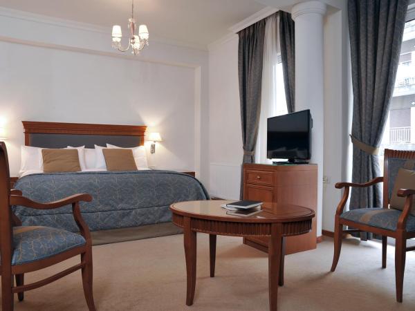 Athens Atrium Hotel & Jacuzzi Suites : photo 1 de la chambre suite junior avec baignoire spa et balcon privé