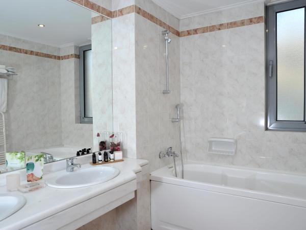 Athens Atrium Hotel & Jacuzzi Suites : photo 5 de la chambre chambre exécutive avec baignoire spa et balcon privé