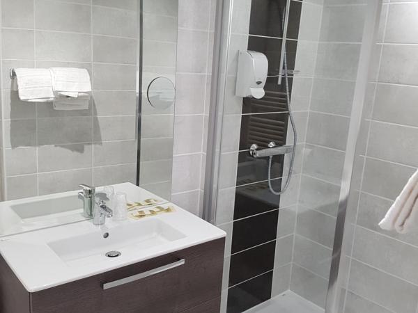 Logis Hôtel du Midi - Rodez Centre-Ville : photo 1 de la chambre chambre triple