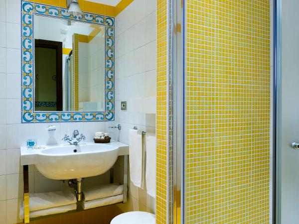 Hotel Sirius : photo 7 de la chambre chambre double ou lits jumeaux - vue latérale sur mer