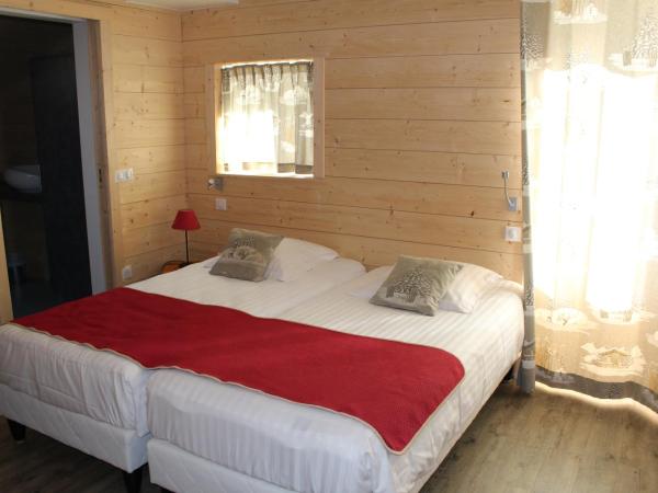 Hôtel du Puy Ferrand , Restaurant La Table de l'Ours : photo 7 de la chambre chambre double - vue sur sancy