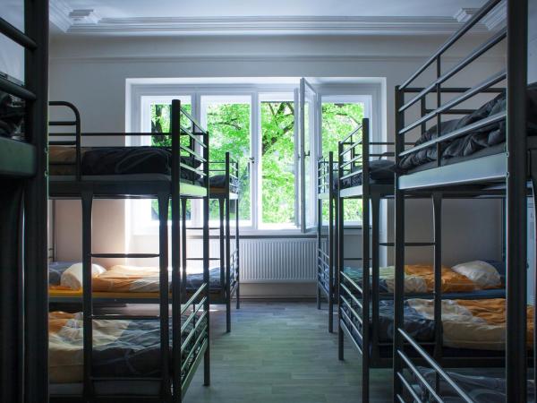 Hostel Fontána : photo 1 de la chambre lit superposé en dortoir mixte pour 8 personnes - vue sur rue