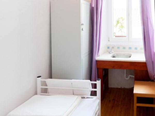 Old Town Hostel : photo 4 de la chambre chambre simple avec salle de bains commune