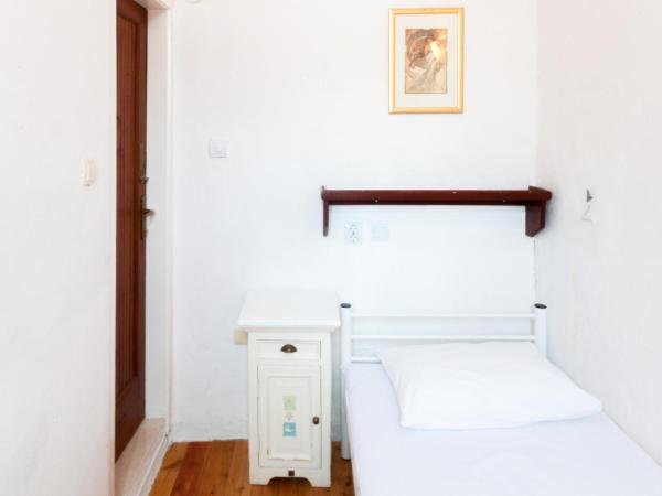 Old Town Hostel : photo 3 de la chambre chambre simple avec salle de bains commune