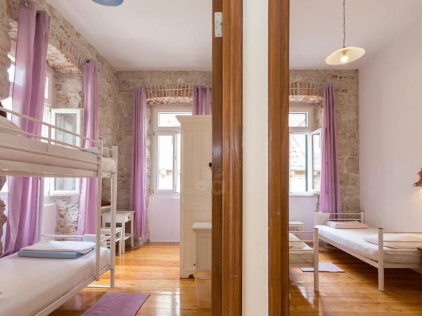 Old Town Hostel : photo 3 de la chambre petite chambre lits jumeaux