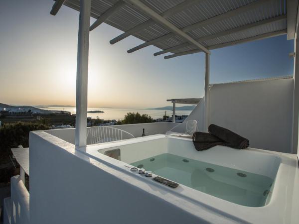 Ostraco Suites : photo 4 de la chambre chambre deluxe avec bain à remous extérieur - vue sur mer