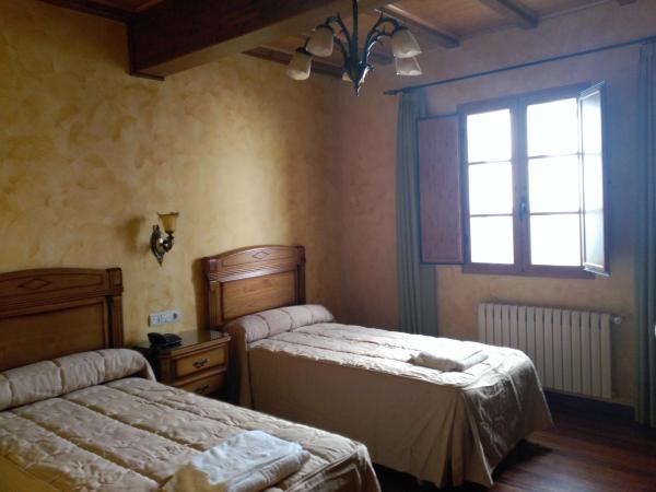 PICO SACRO II HOTEL Santiago de Compostela : photo 6 de la chambre chambre lits jumeaux