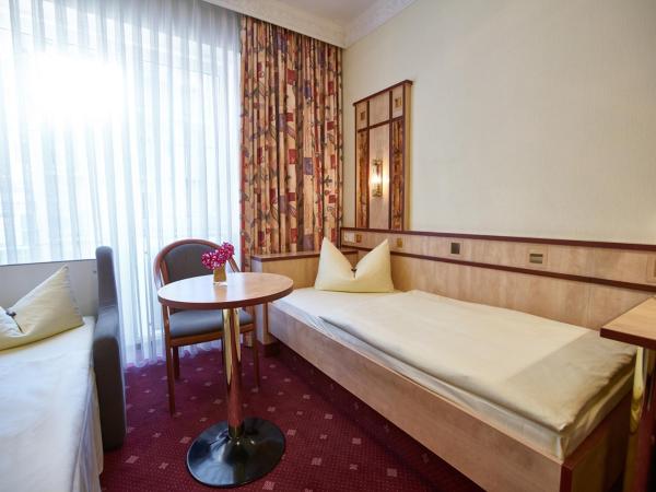 Hotel Alfa Zentrum : photo 9 de la chambre chambre triple confort - vue sur cour ou sur rue