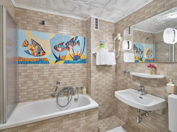 Hotel Alfa Zentrum : photo 5 de la chambre chambre familiale confort