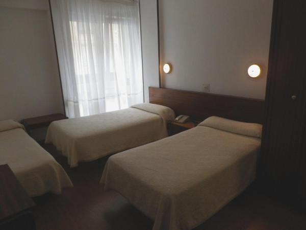 Hostal Liebana : photo 1 de la chambre chambre double avec lit d'appoint