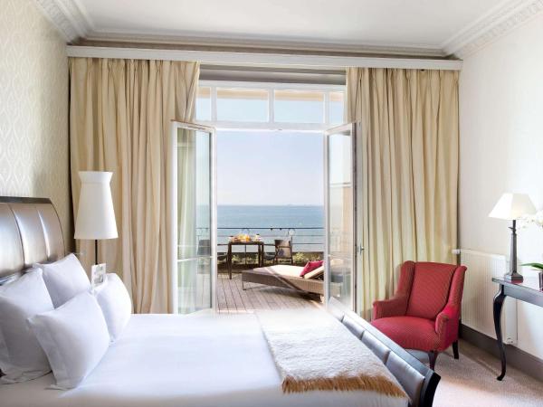 Le Grand Hotel de Cabourg - MGallery Hotel Collection : photo 9 de la chambre chambre double deluxe avec terrasse - vue sur mer