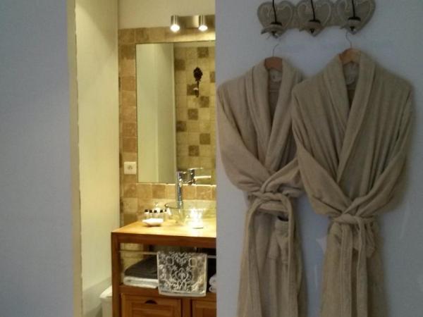 Jolie petite suite Côte d'Azur. : photo 6 de la chambre chambre double avec salle de bains privative extérieure