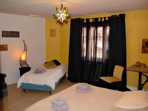 Chambres touristiques La Cour Des Hôtes : photo 10 de la chambre chambre triple avec baignoire