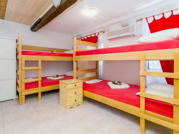 The City Place Hostel : photo 3 de la chambre lit superposé dans dortoir mixte de 4 lits