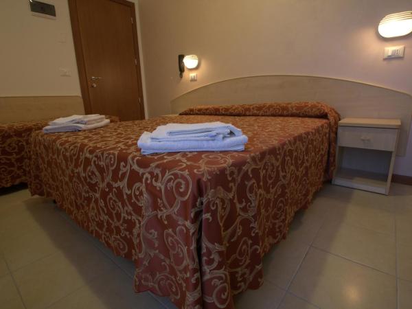 Hotel Belmar : photo 8 de la chambre chambre double avec lit d'appoint
