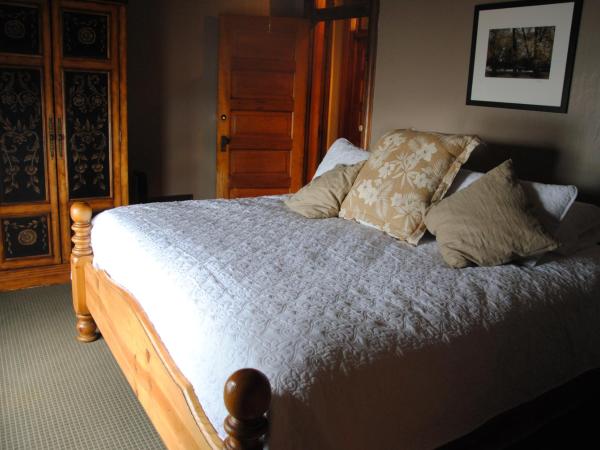 Off Broadway B & B : photo 2 de la chambre hébergement 3 - chambre double deluxe avec salle de bains privative