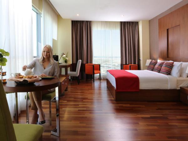 Ramada by Wyndham Downtown Dubai : photo 5 de la chambre studio lit king-size premium - vue sur burj khalifa/fontaine - non-fumeurs - transfert gratuit vers kite beach, dubai mall et station de métro