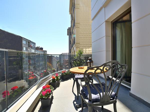 Adelmar Hotel Istanbul Sisli : photo 10 de la chambre chambre familiale avec balcon