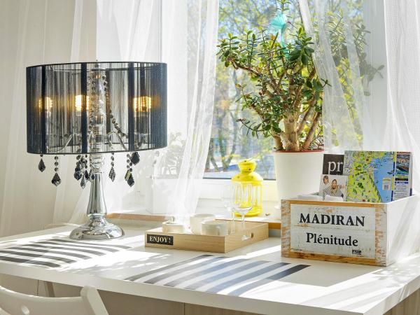 Kamienica Gdynia hotelowe komfortowe łóżka, plaża Orłowo molo : photo 10 de la chambre chambre double ou lits jumeaux - vue sur ville